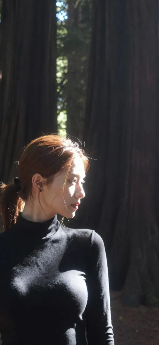 红发美女手机壁纸｜树林光影背景图片 - 黑色紧身衣人像「哲风壁纸」