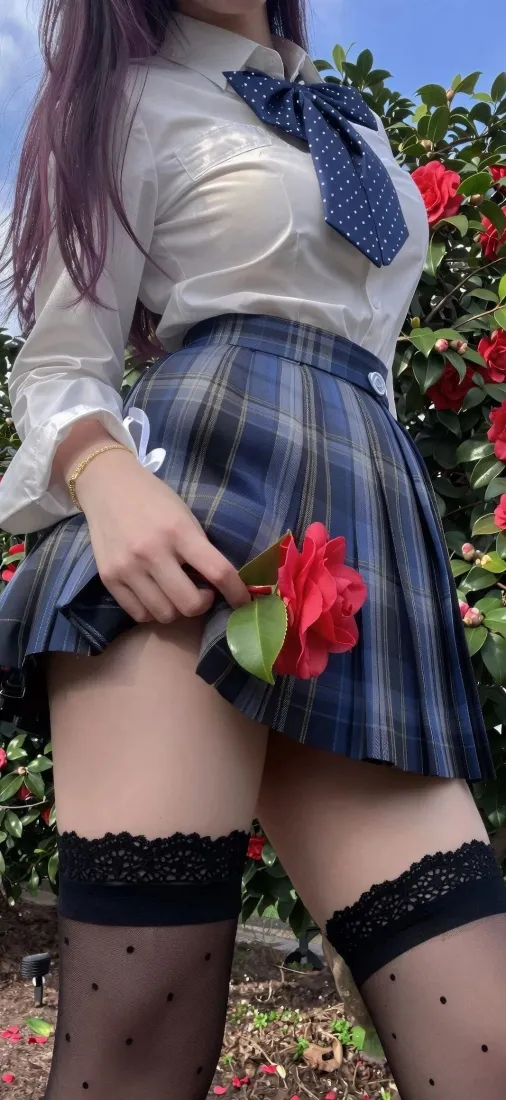 JK美女手机壁纸｜户外花丛背景图片 - JK制服穿搭「哲风壁纸」