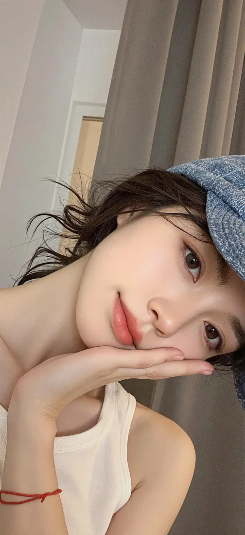 甜美女生手机壁纸｜居家氛围感背景图片 - 清新写真「哲风壁纸」