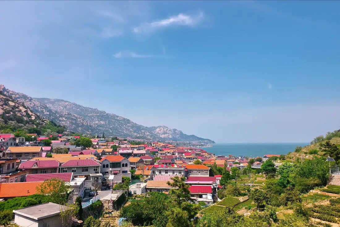 4k海边渔村壁纸｜蓝天碧海小镇背景图片 - 治愈自然风景「哲风壁纸」
