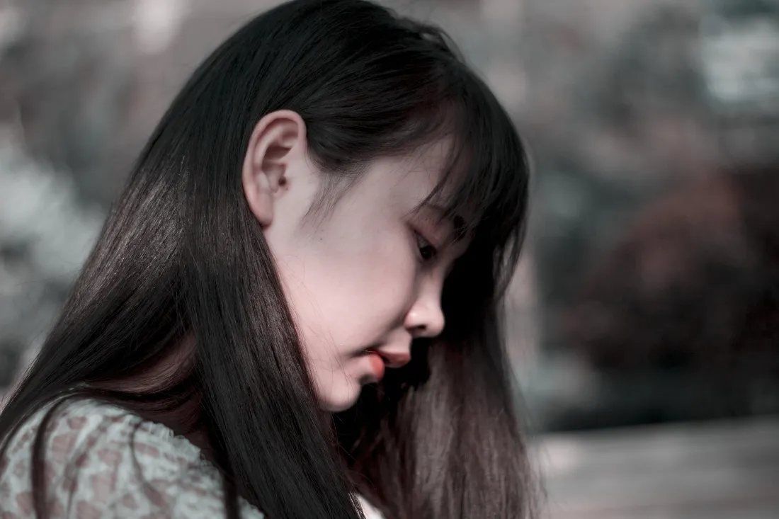 2k长发女生壁纸｜氛围感户外背景图片 - 温柔侧脸写真「哲风壁纸」