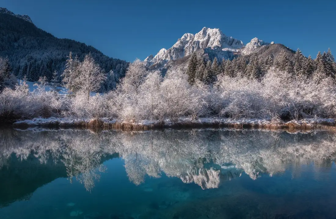 2k雪山湖泊壁纸｜雾凇倒影蓝天背景图片 - 冬季自然风光「哲风壁纸」