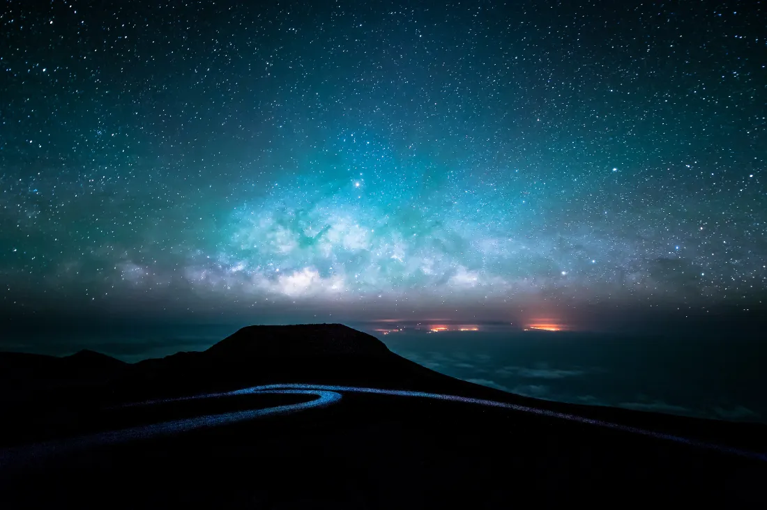 4k银河星空壁纸｜海岸山川背景图片 - 静谧夜景「哲风壁纸」