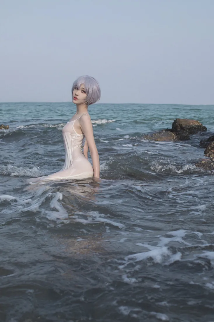 绫波丽手机壁纸｜海边白裙cos背景图片 - 新世纪福音战士「哲风壁纸」