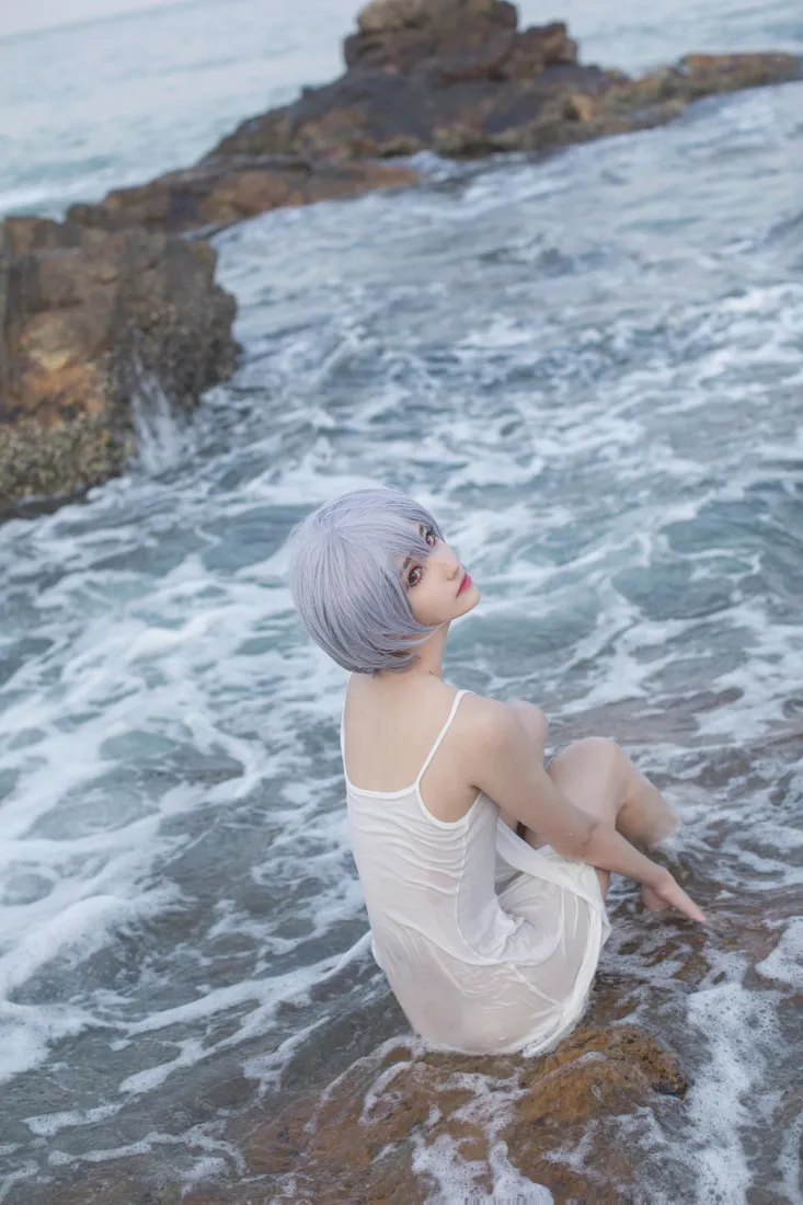 绫波丽手机壁纸｜海边礁石背景图片 - 南桃Momoko cosplay「哲风壁纸」