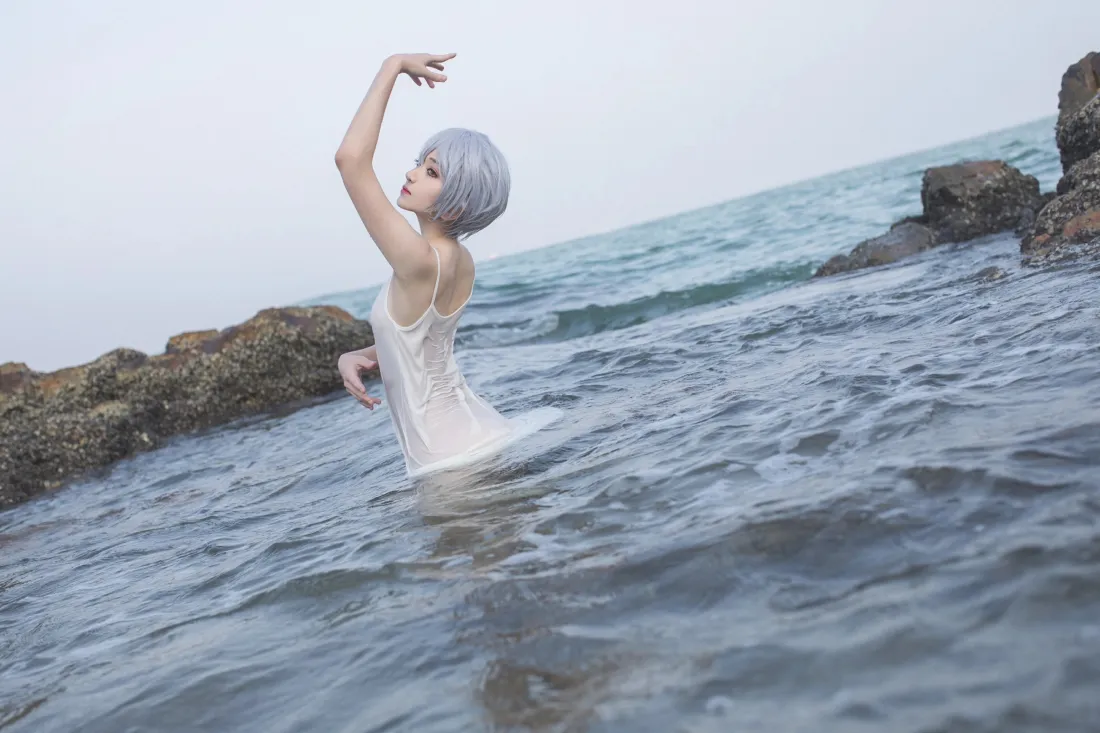 3k绫波丽壁纸｜海边cosplay背景图片 - 南桃Momoko白裙写真「哲风壁纸」
