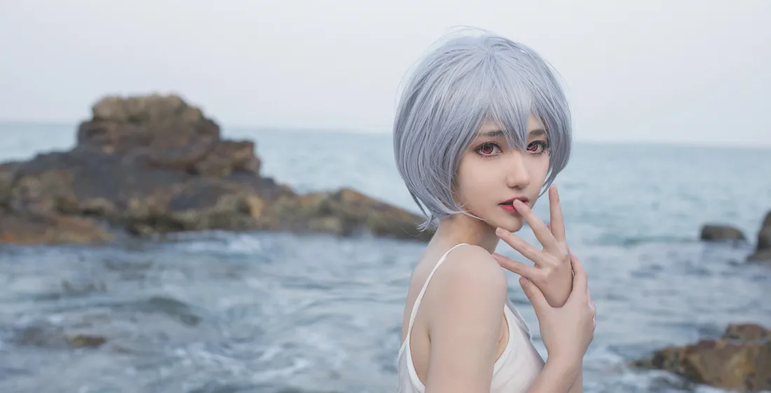 3k绫波丽壁纸｜海边cosplay背景图片 - 南桃Momoko白色吊带裙「哲风壁纸」