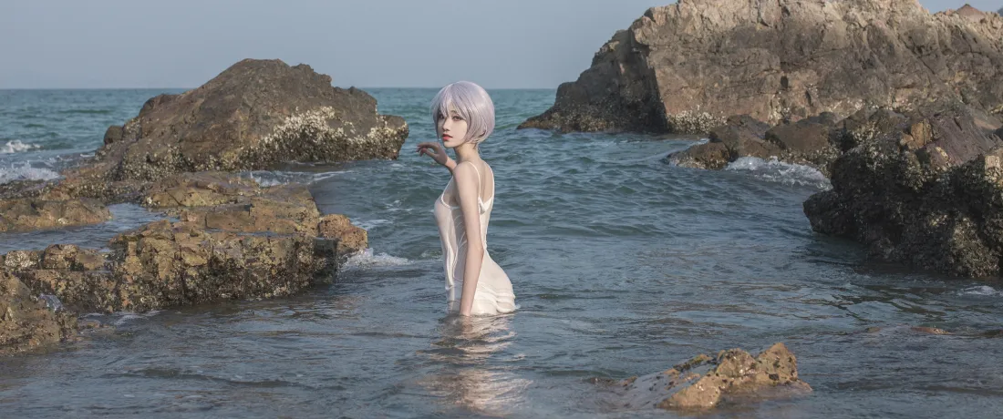 4k绫波丽壁纸｜海边cos背景图片 - 南桃Momoko白裙写真「哲风壁纸」