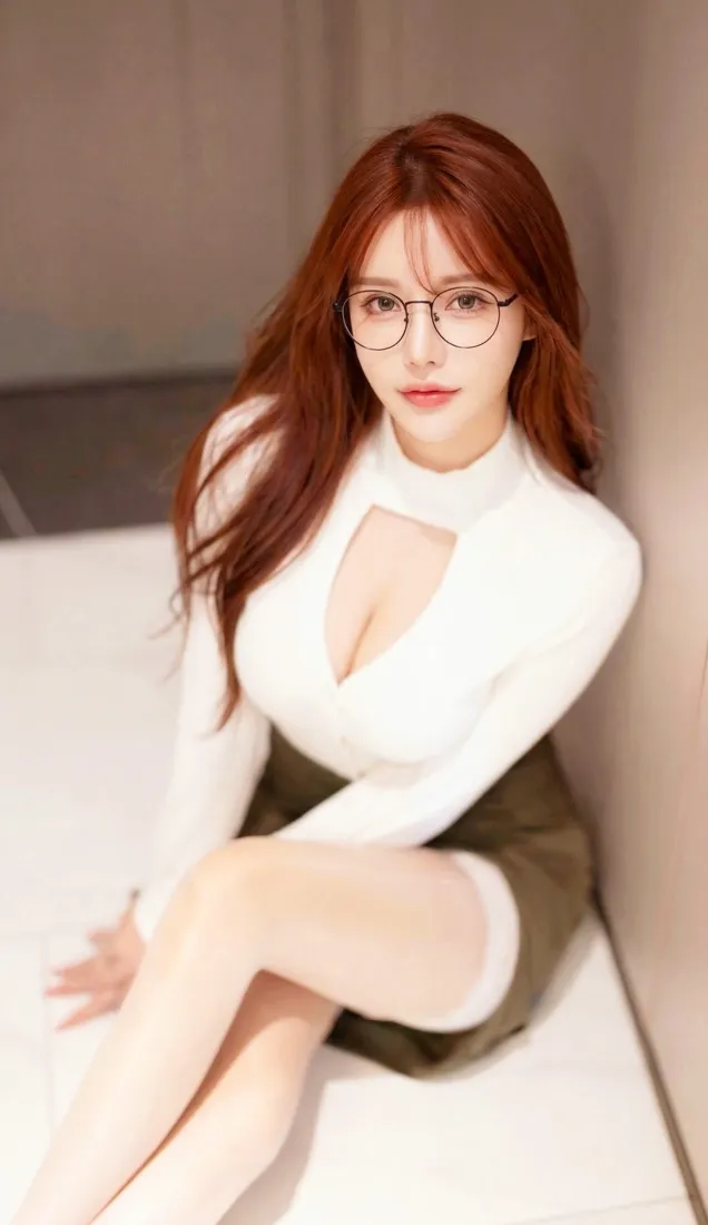 红发眼镜美女手机壁纸｜时尚穿搭背景图片 - 室内写真「哲风壁纸」