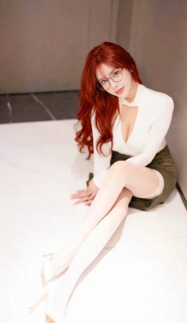 红发美女手机壁纸｜职场穿搭背景图片 - 氛围感气质人像「哲风壁纸」
