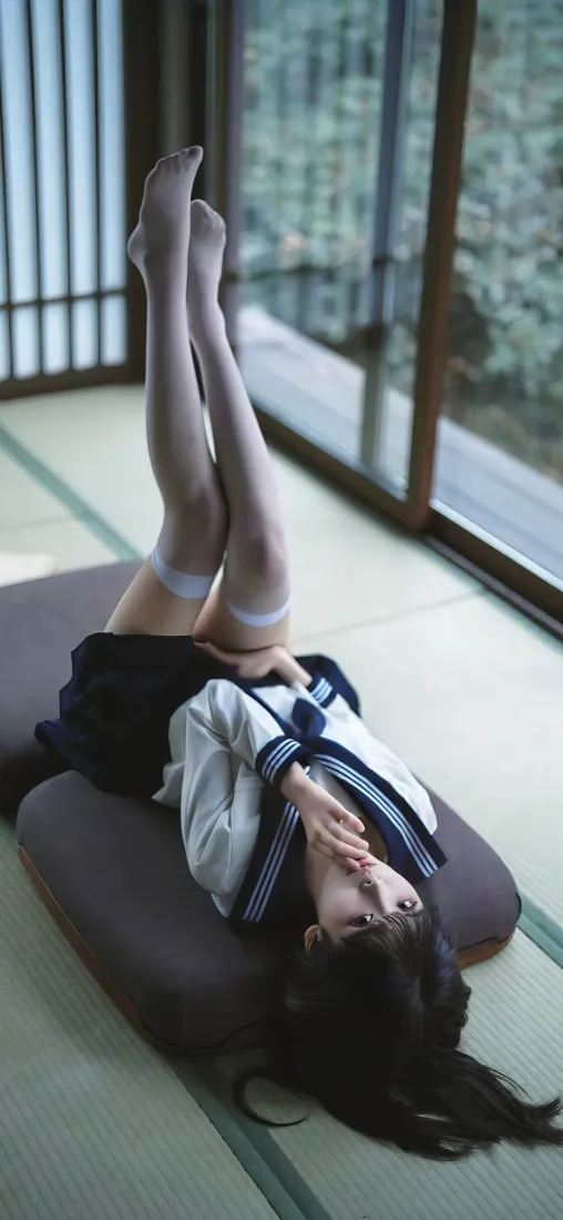 JK少女手机壁纸｜日式榻榻米背景图片 - 性感长腿美女「哲风壁纸」