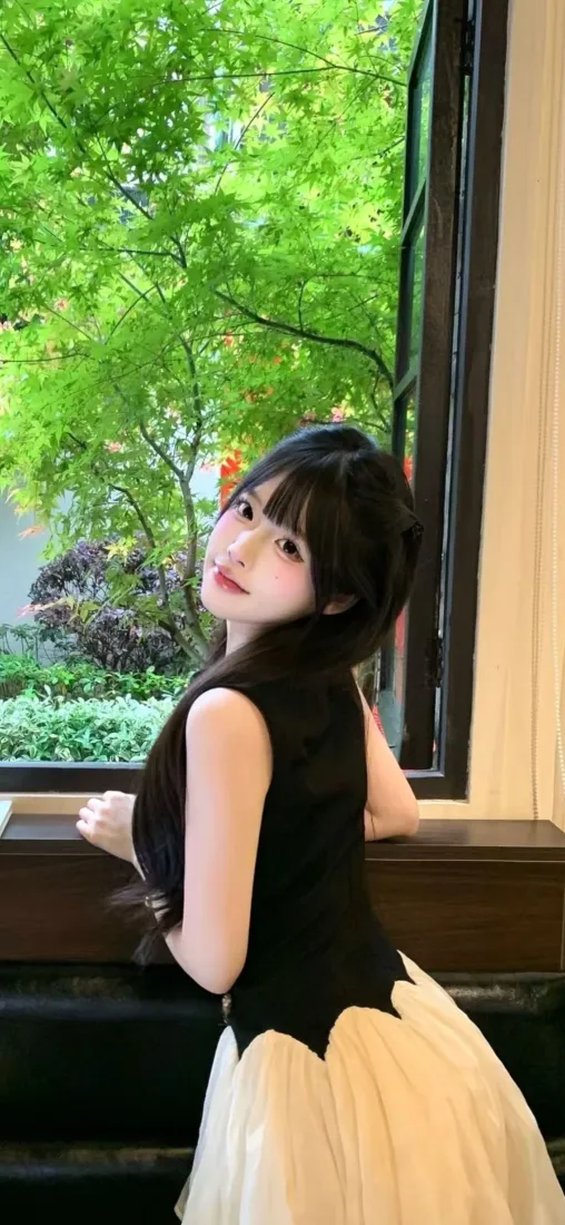 性感美女手机壁纸｜窗边绿植背景图片 - 甜美白裙少女「哲风壁纸」