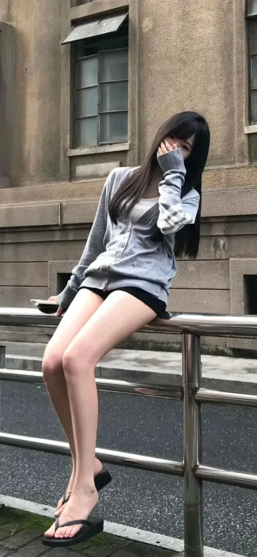 性感美女手机壁纸｜街景建筑背景图片 - 休闲长腿穿搭「哲风壁纸」
