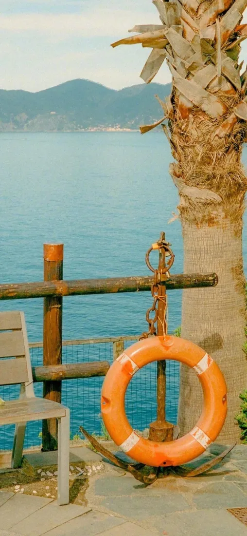 海边救生圈手机壁纸｜临海栈道背景图片 - 夏日治愈风景「哲风壁纸」
