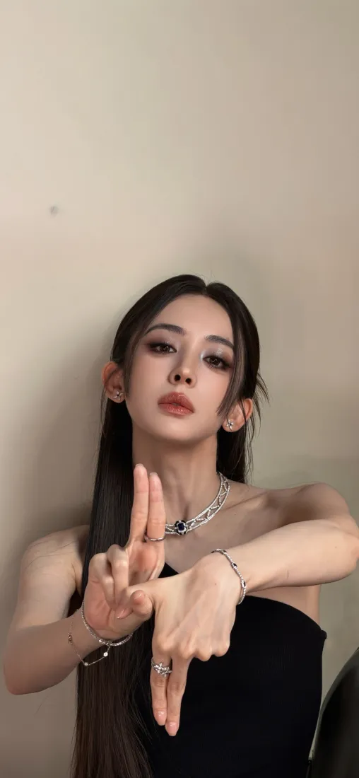 古力娜扎手机壁纸｜纯色背景图片 - 黑色抹胸时尚写真「哲风壁纸」