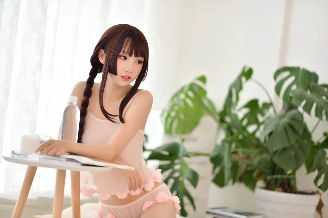 8k面饼仙儿壁纸｜居家粉色吊带少女背景图片 - 清纯写真「哲风壁纸」