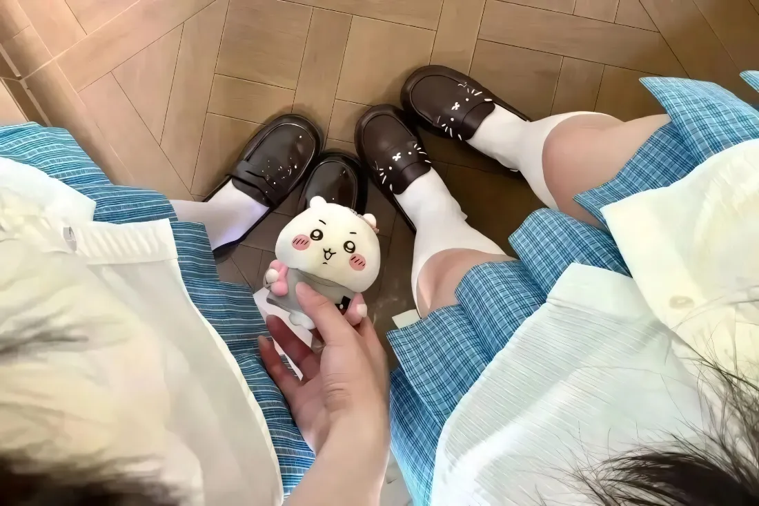2kJK女孩自嘲熊壁纸｜闺蜜日常背景图片 - 可爱玩偶「哲风壁纸」