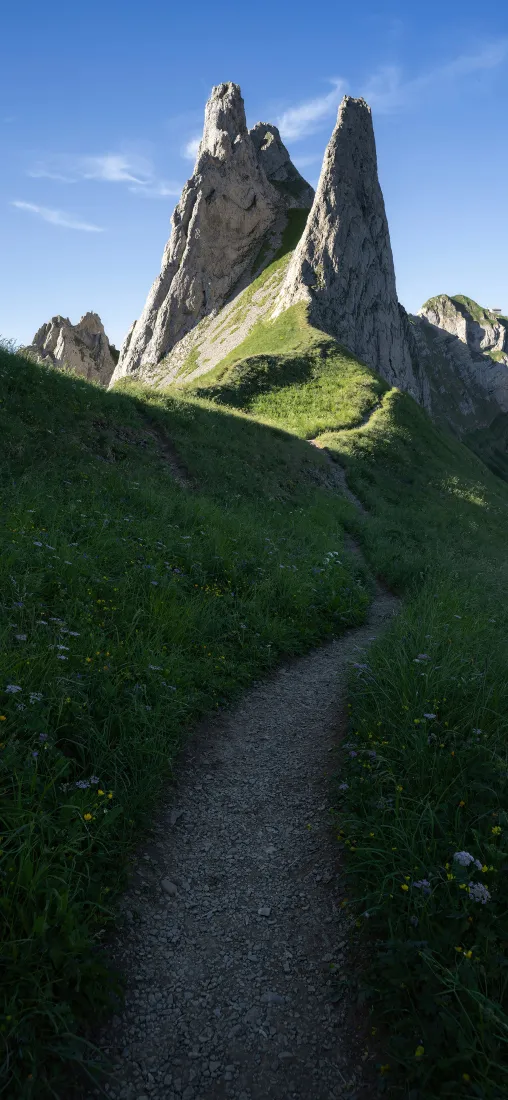高山手机壁纸｜绿色草地背景图片 - 山间小路蓝天奇峰「哲风壁纸」