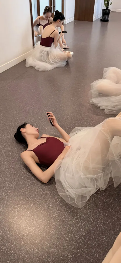 芭蕾美女手机壁纸｜练功房室内背景图片 - 练舞后休憩放松「哲风壁纸」