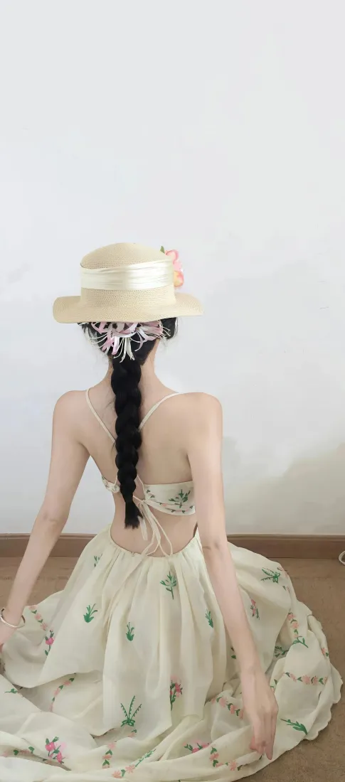 露背长裙美女手机壁纸｜白墙室内背景图片 - 温柔氛围感「哲风壁纸」
