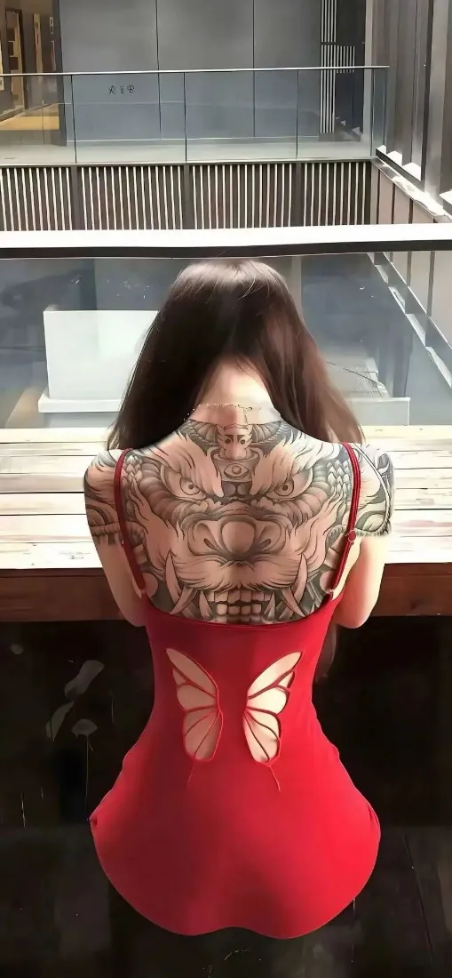 红衣纹身美女手机壁纸｜室内背景图片 - 性感背影「哲风壁纸」