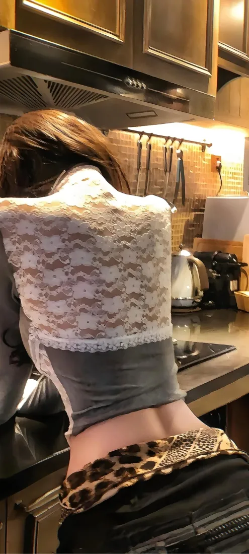 美女背影手机壁纸｜厨房居家背景图片 - 性感露背穿搭「哲风壁纸」