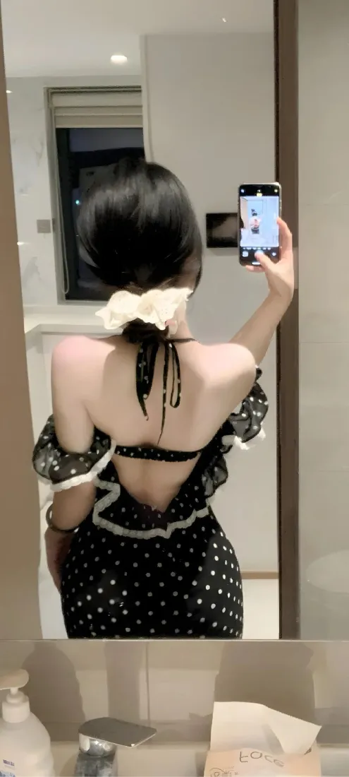 美女背影手机壁纸｜居家对镜自拍背景图片 - 露背波点裙「哲风壁纸」