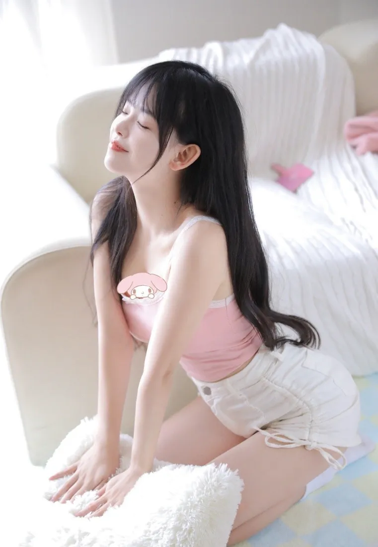 清纯黑长直美女手机壁纸｜居家浅色背景图片 - 夏日清新穿搭「哲风壁纸」