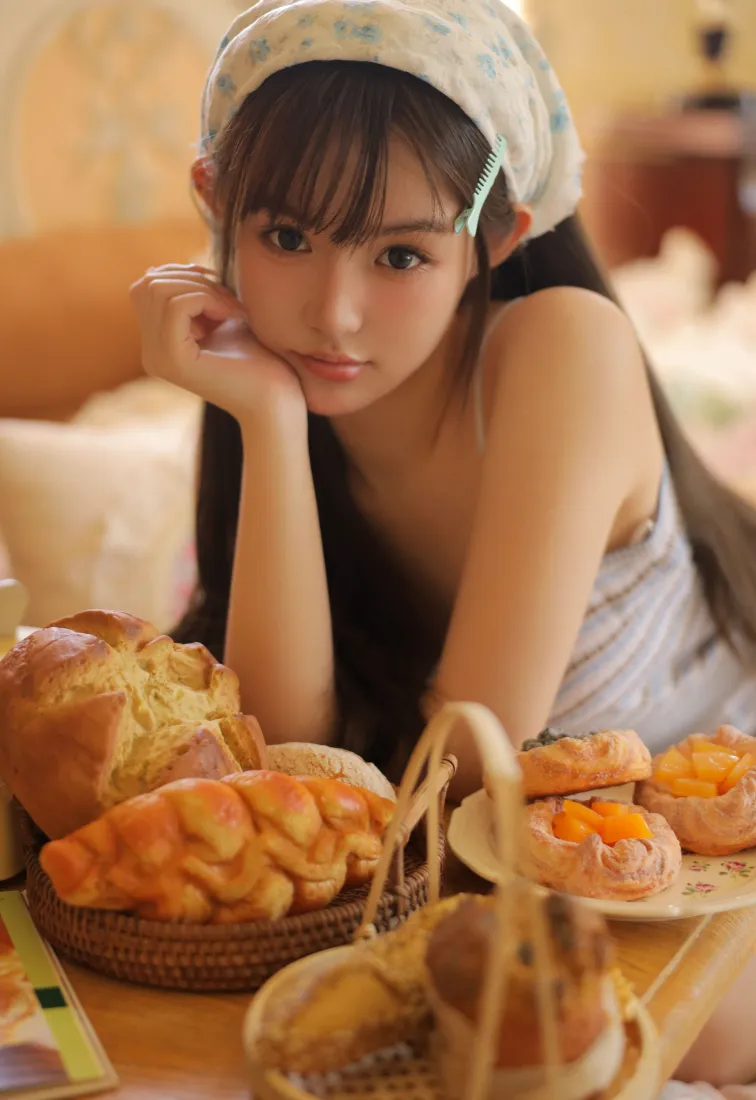 戴帽美女手机壁纸｜面包甜点背景图片 - 居家氛围感写真「哲风壁纸」