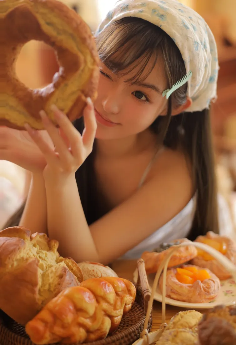 甜美女生手机壁纸｜面包烘焙背景图片 - 可爱少女写真「哲风壁纸」