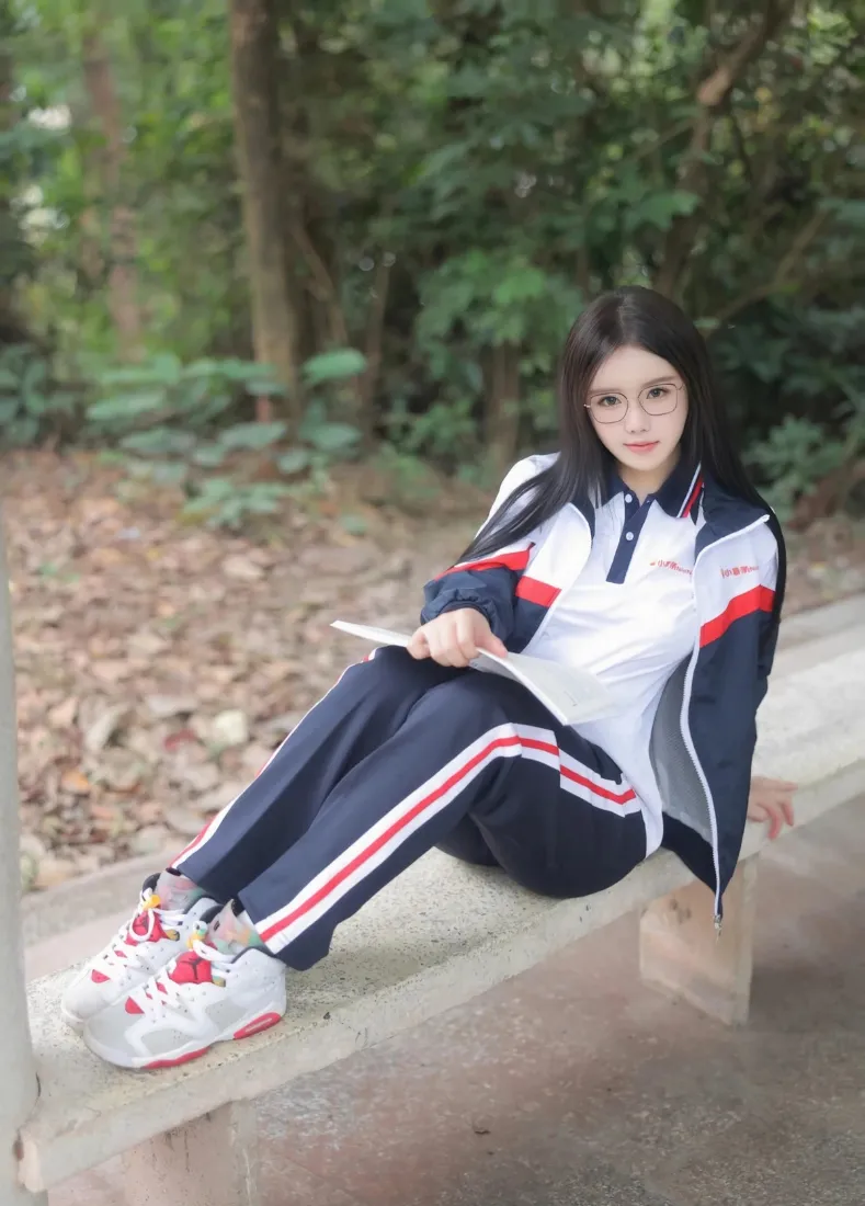 校服美女手机壁纸｜户外树林石阶背景图片 - 青春清纯学生少女「哲风壁纸」