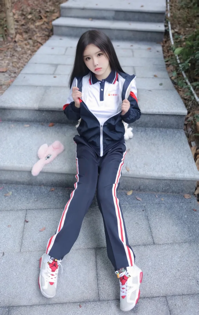 校服少女手机壁纸｜户外石阶背景图片 - 清纯学生写真「哲风壁纸」