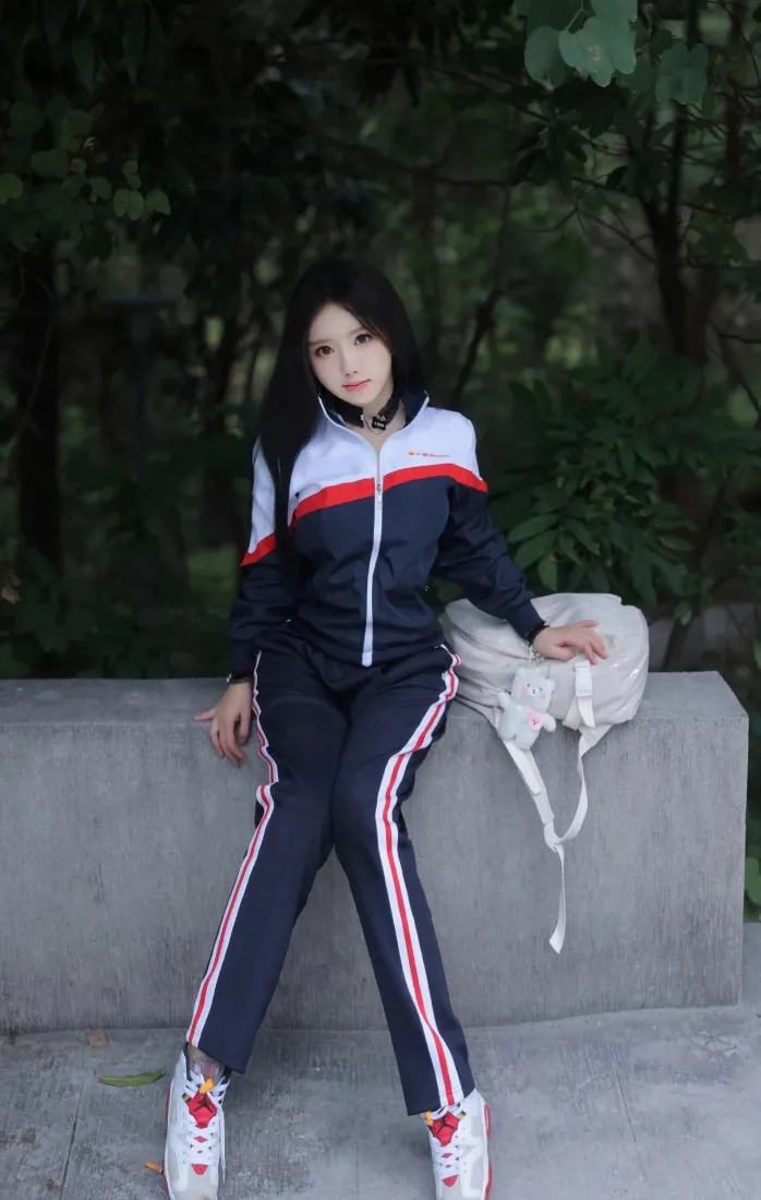 校服美女手机壁纸｜户外绿植石凳背景图片 - 青春少女穿搭「哲风壁纸」
