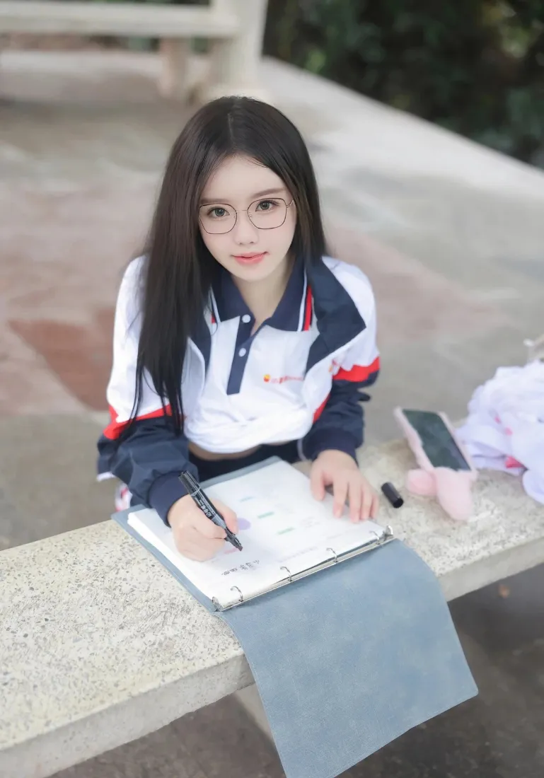 戴眼镜校服少女手机壁纸｜校园石凳背景图片 - 青春写真「哲风壁纸」
