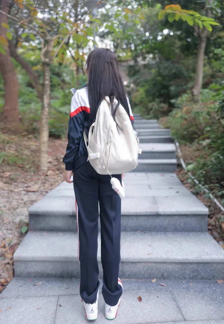 校服美女手机壁纸｜石阶树林背景图片 - 青春少女「哲风壁纸」