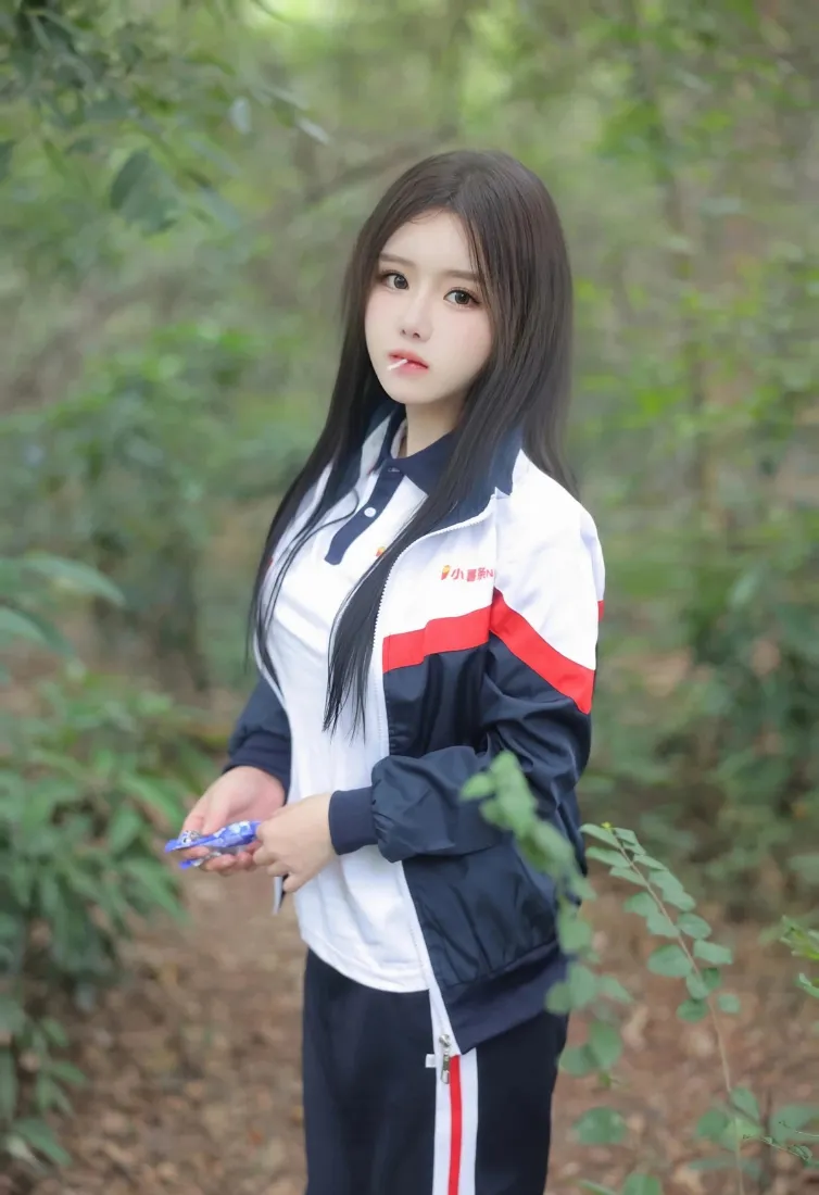 校服美女手机壁纸｜户外树林背景图片 - 清纯少女「哲风壁纸」