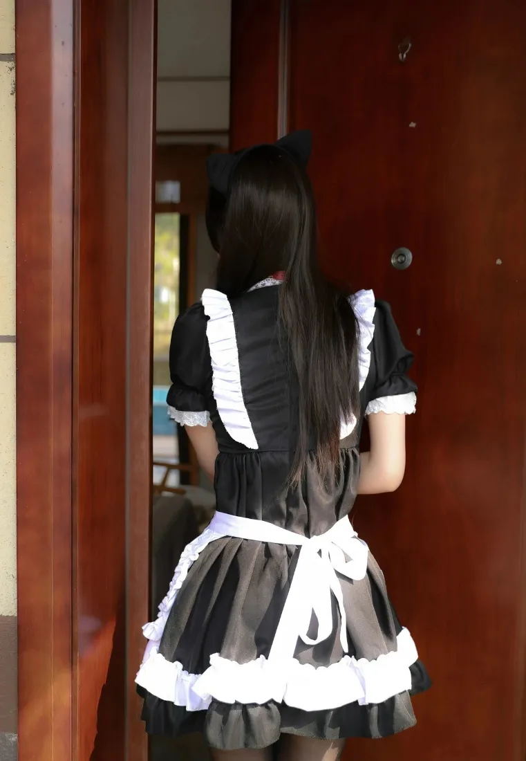 女仆装美女手机壁纸｜居家门口背景图片 - 黑长直穿搭「哲风壁纸」
