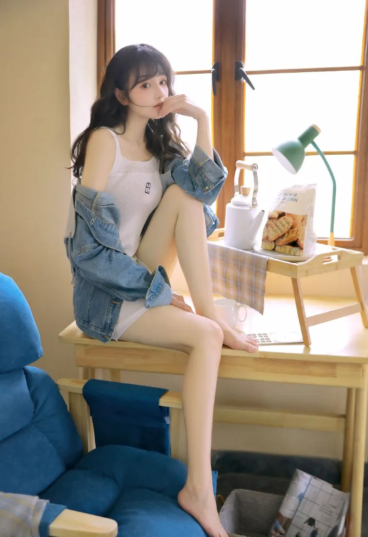 卷发美女手机壁纸｜居家慵懒风背景图片 - 牛仔外套休闲穿搭「哲风壁纸」