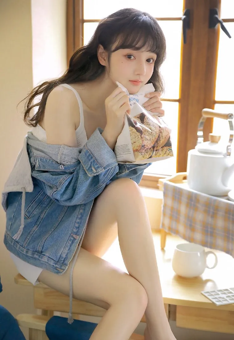 清纯美女手机壁纸｜居家下午茶背景图片 - 牛仔穿搭氛围感写真「哲风壁纸」