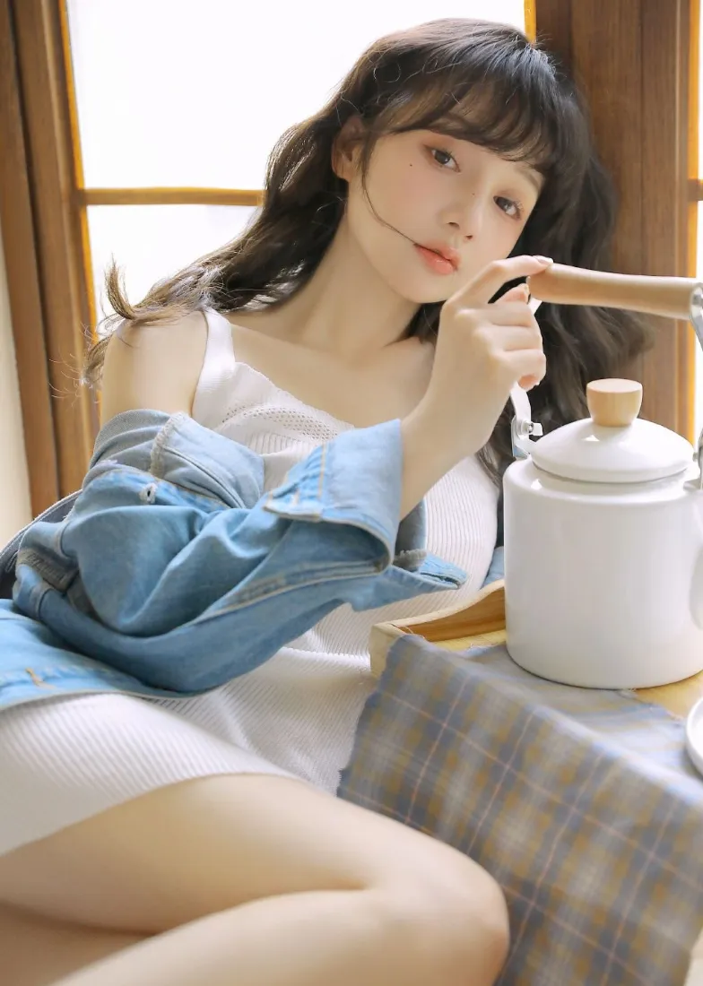 清纯少女手机壁纸｜居家窗边背景图片 - 清新氛围感写真「哲风壁纸」