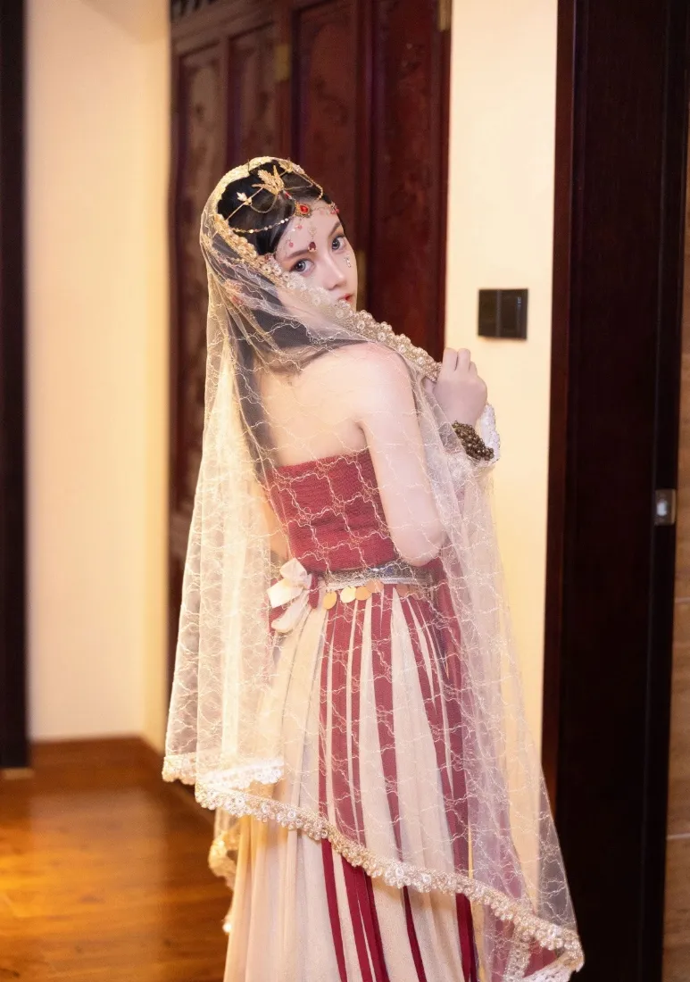 民族风美女手机壁纸｜室内居家背景图片 - 西域特色服饰「哲风壁纸」