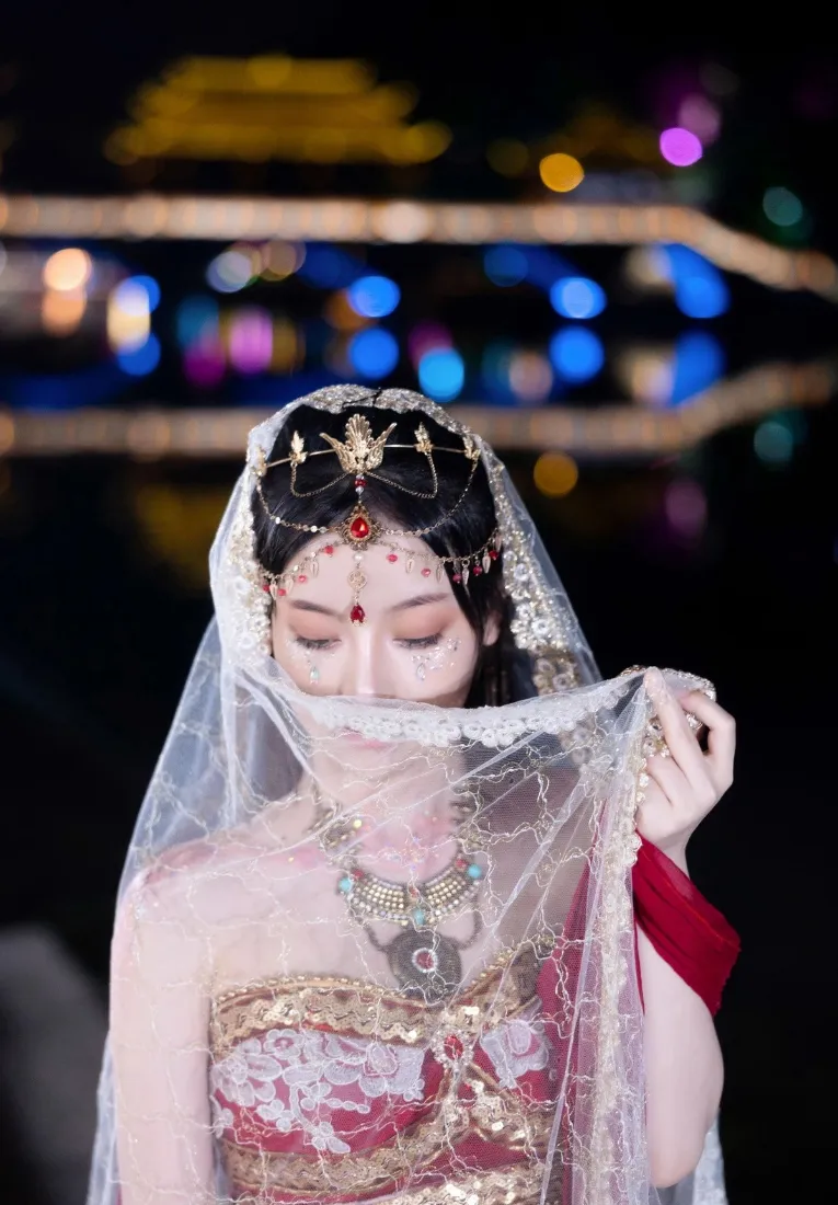 西域民族风美女手机壁纸｜夜景光斑背景图片 - 异域古风写真「哲风壁纸」