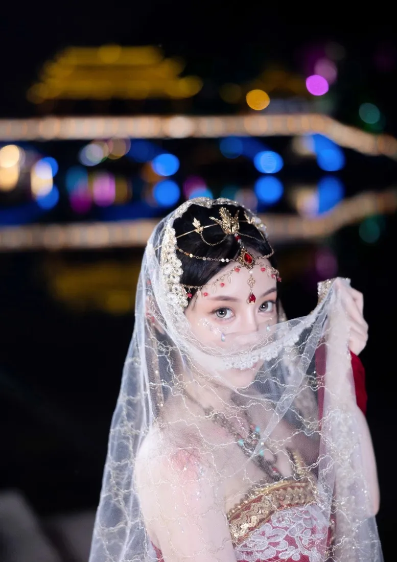 民族风美女手机壁纸｜夜景光斑背景图片 - 异域氛围感人像「哲风壁纸」