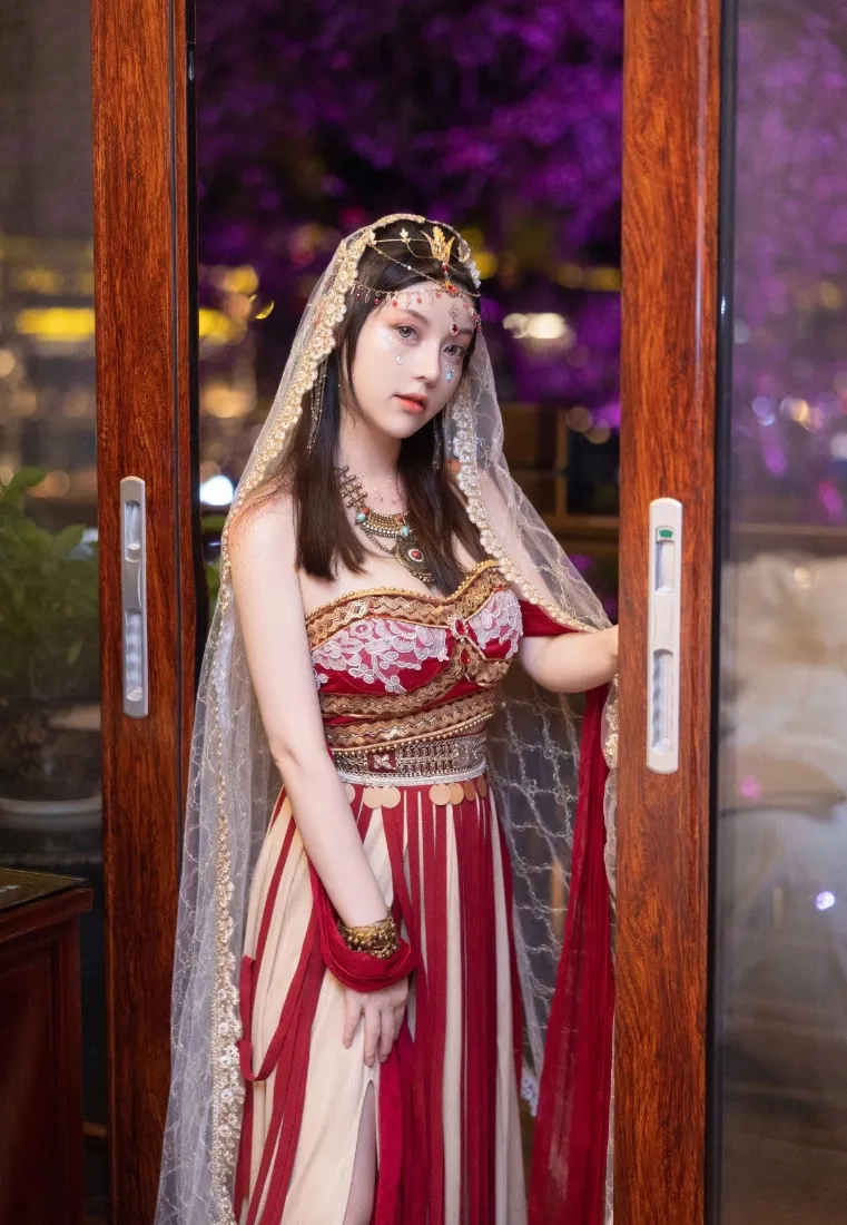西域美女手机壁纸｜室内木门背景图片 - 民族风服饰写真「哲风壁纸」