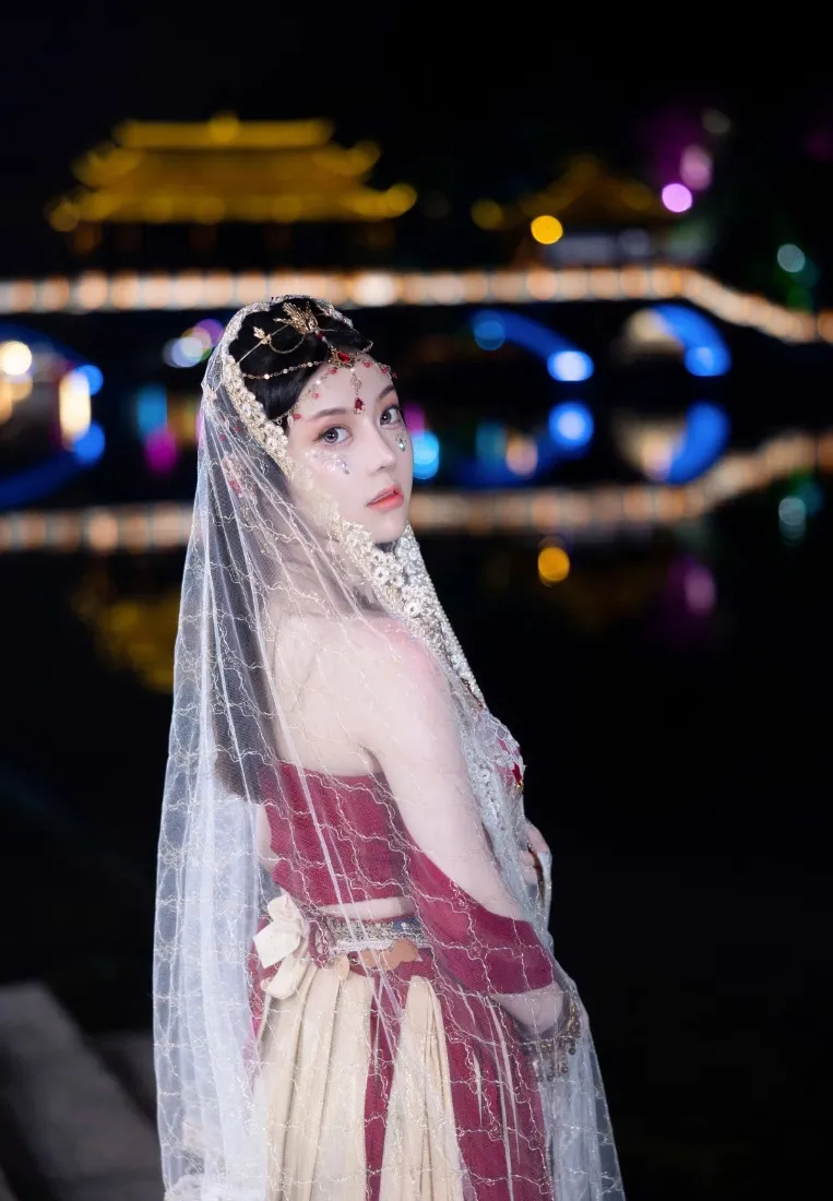 民族风美女手机壁纸｜异域服饰夜景背景图片 - 人像写真「哲风壁纸」