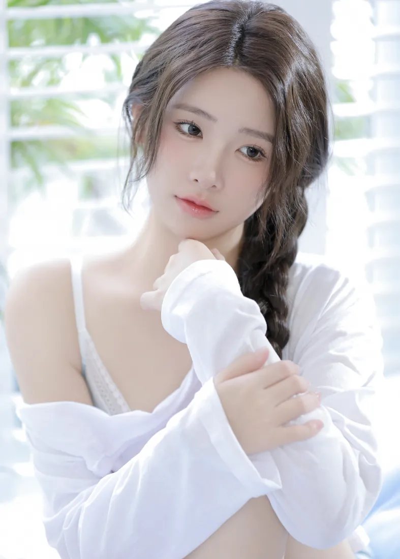 麻花辫美女手机壁纸｜白色穿搭窗边背景图片 - 清纯氛围感写真「哲风壁纸」