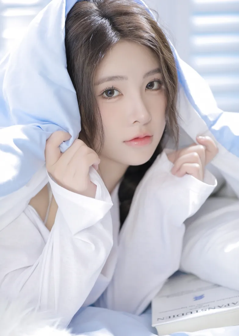 麻花辫美女手机壁纸｜居家被窝背景图片 - 清纯少女写真「哲风壁纸」