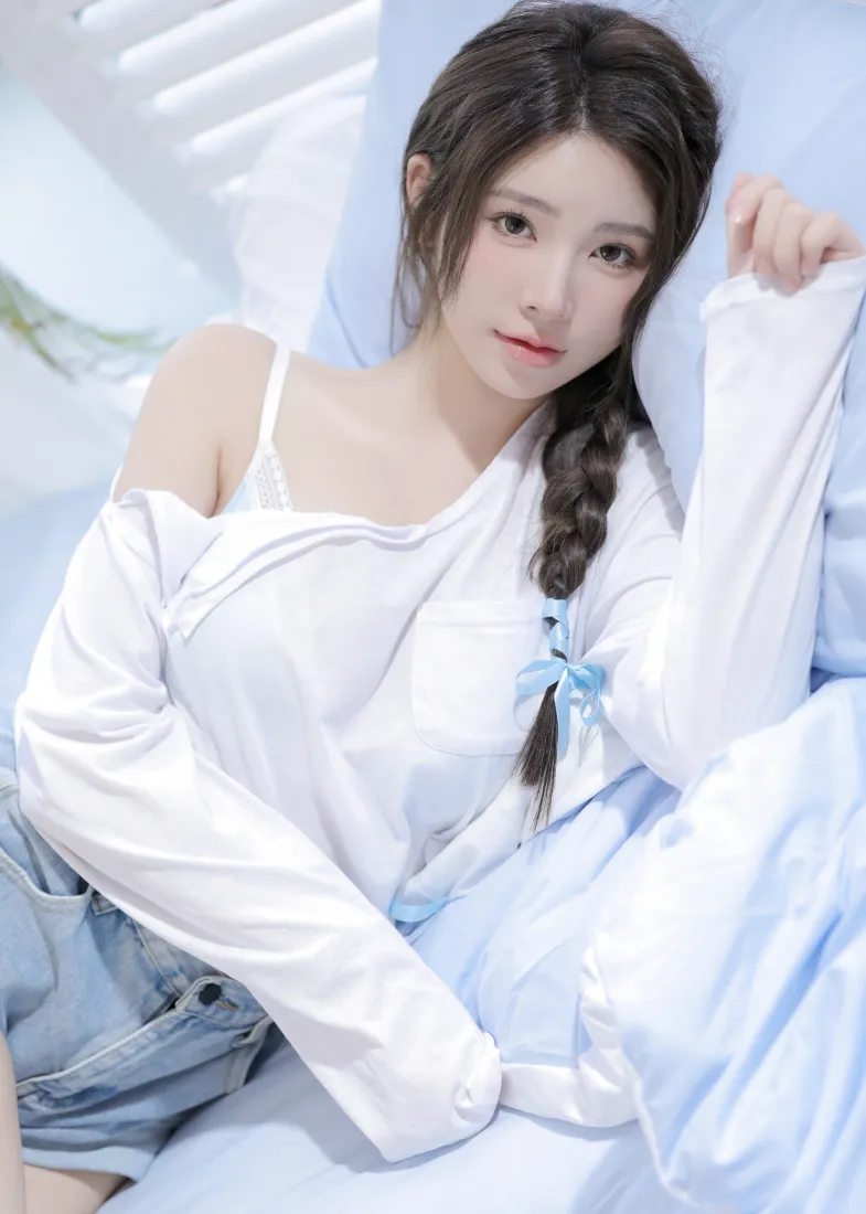 麻花辫美女手机壁纸｜浅蓝居家背景图片 - 纯欲人像写真「哲风壁纸」