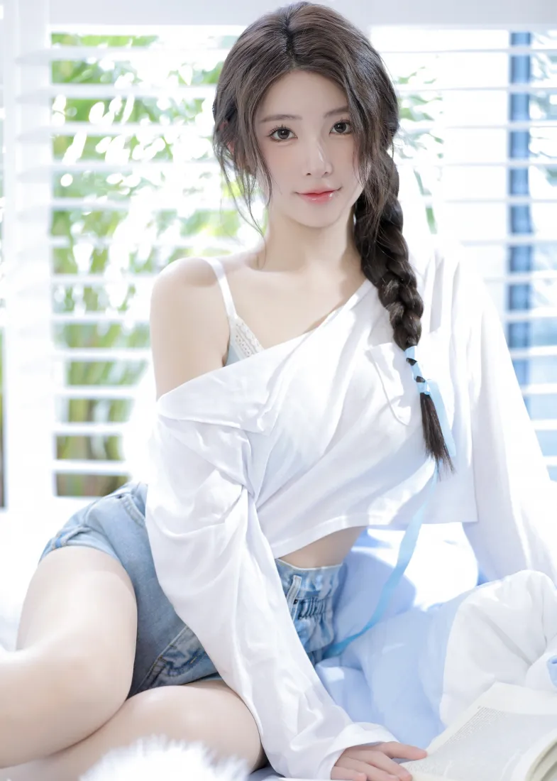 麻花辫美女手机壁纸｜居家百叶窗背景图片 - 清新人像「哲风壁纸」