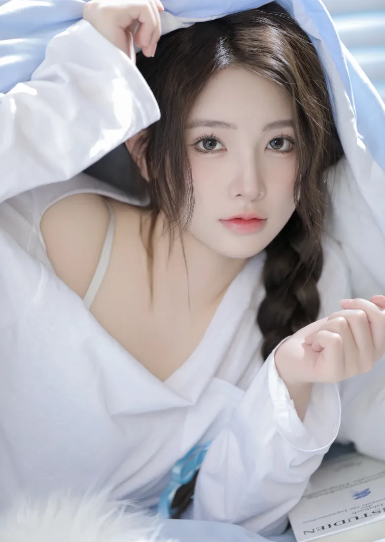 麻花辫美女手机壁纸｜纯白居家背景图片 - 清纯氛围感写真「哲风壁纸」